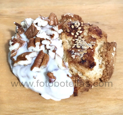 DELICIOSAS GALLETAS ESPECIALES GRANDES DE VAINILLA CON AJONJOLÍ BAÑADAS EN COBERTURA BLANCA CON FRUTOS SECOS VARIADOS.